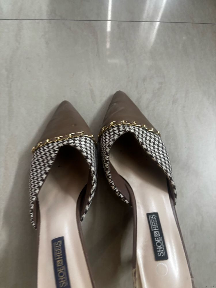 Chic Pointed Toe Heels with Chain Accent