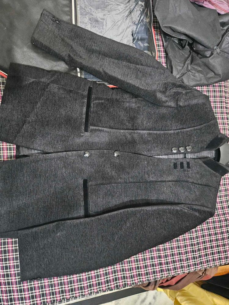 Stylish Black Suit blazer Like New No Issues