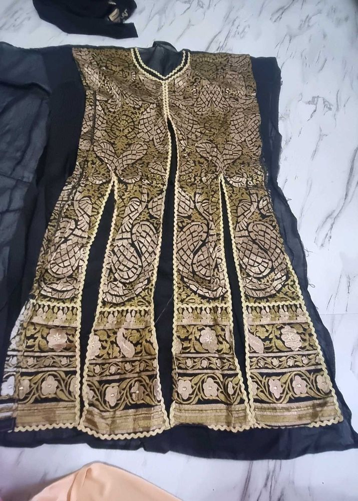 Elegant Embroidered Kurta Set with salawar
