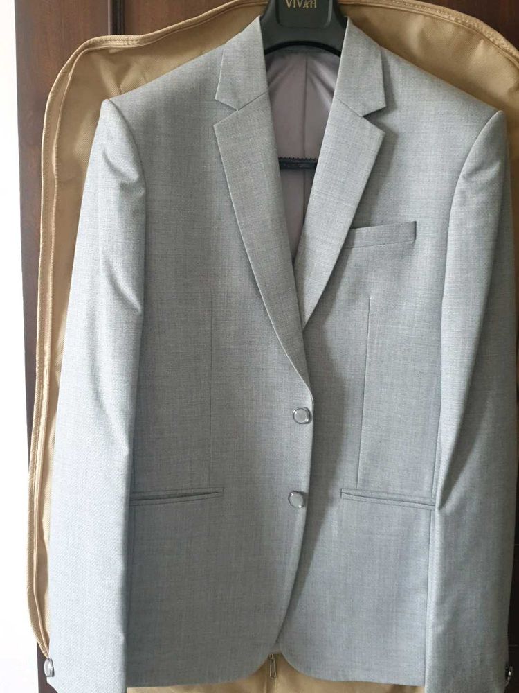 brand new 👌Classic Light Grey Suit 42 cot32 pent