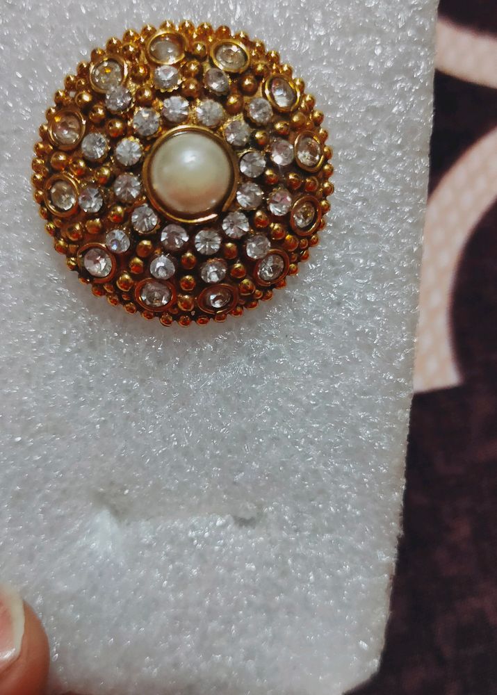 golden ring with centre pearl