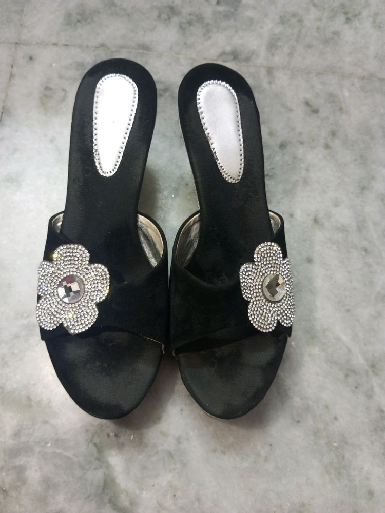 Beautiful Black And Grey Flower Design Wadges😍👌