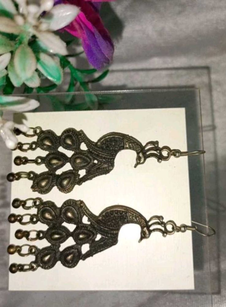 set of 2 Vintage Dangle Earrings