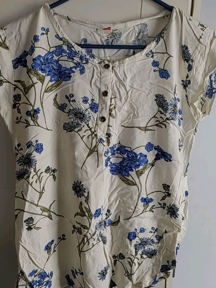 Four Plus, White Floral Top, Size Medium