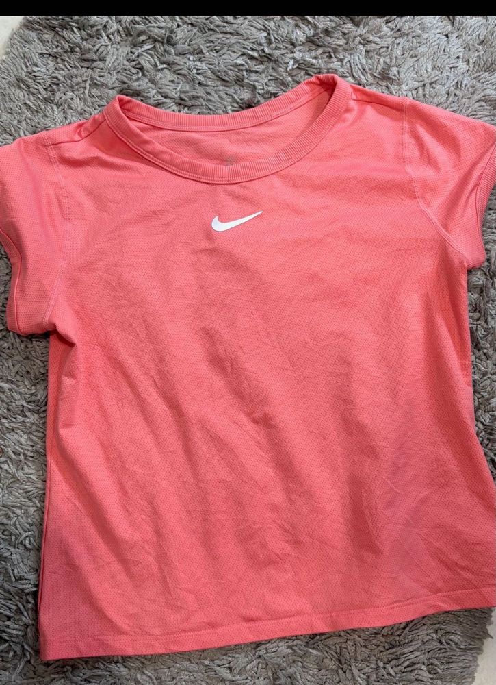 AUTHENTIC NIKE TSHIRT🩷