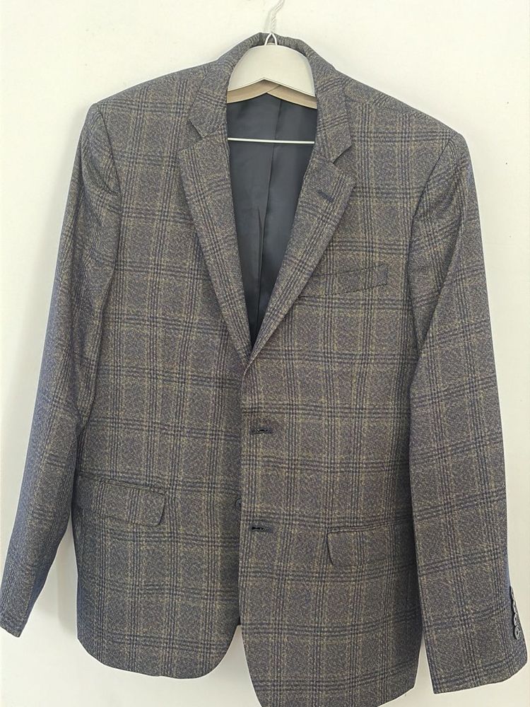 An Awesome Arrow Men's Checked Blazer