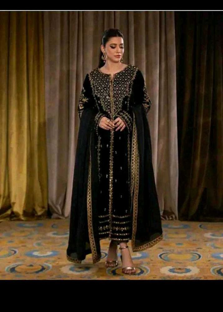 bust 40 Elegant Black Kurta Set with Gold Embroide