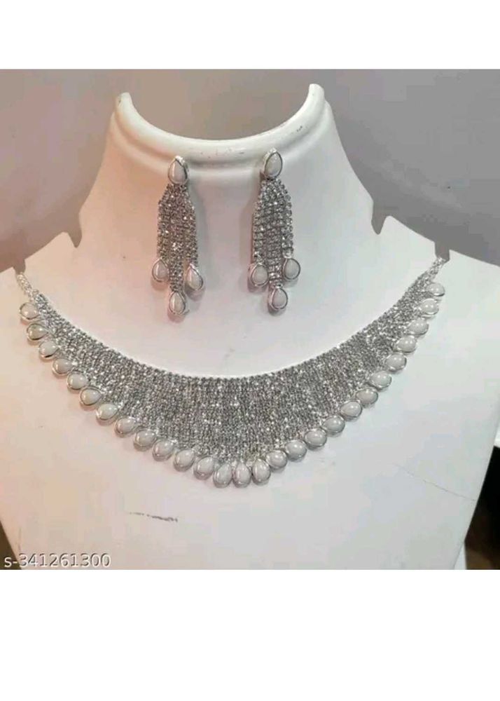 Stunning Silver Necklace and Earring Set