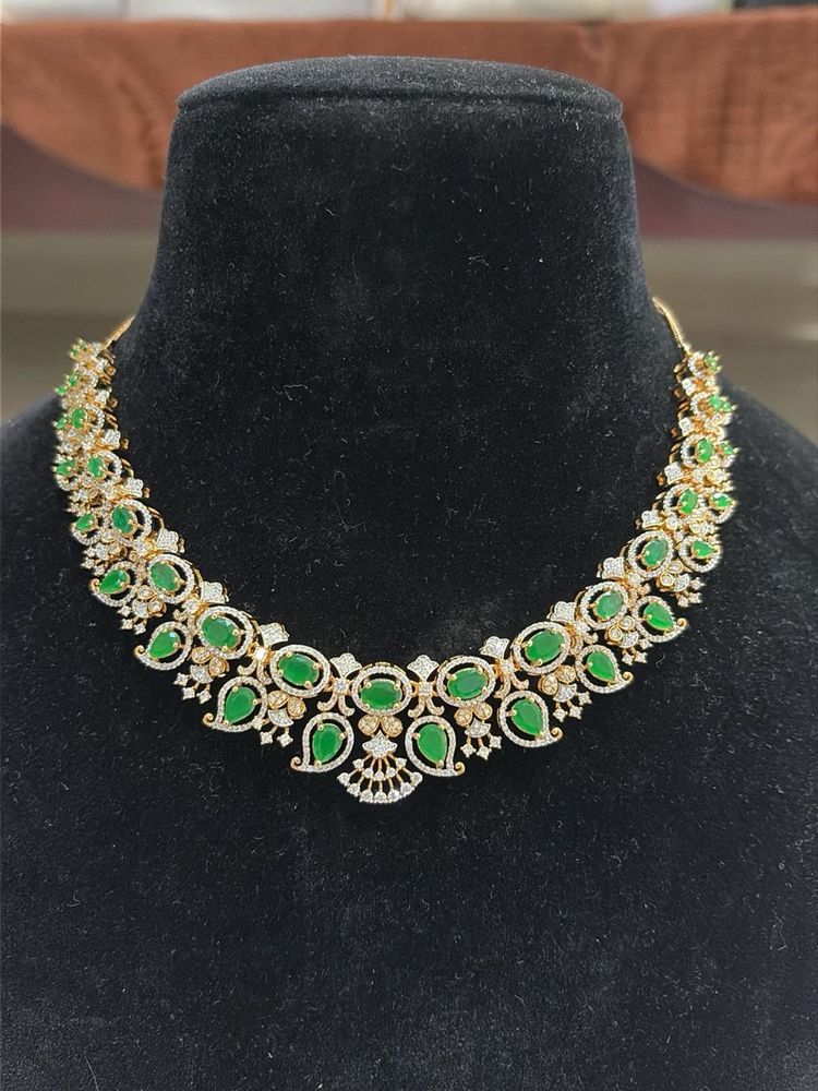 Brand new Emerald &amp; Diamond Necklace Set