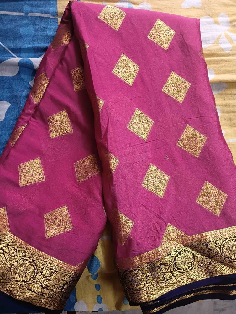 Elegant Pink Saree with Gold Diamond Motifs