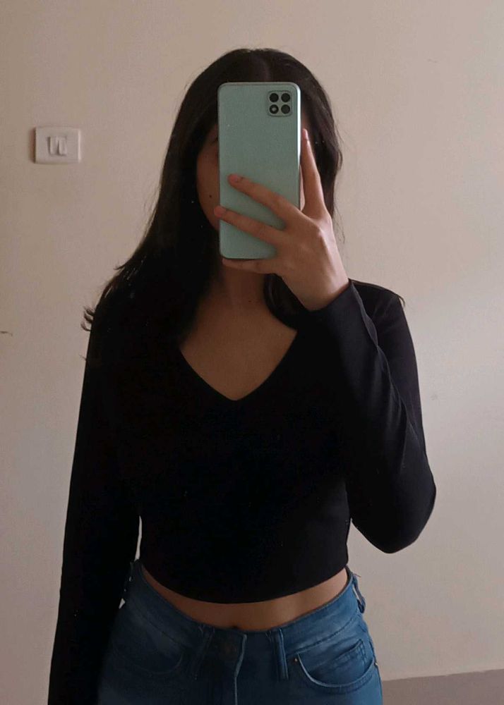 black v-neck long sleeve crop top