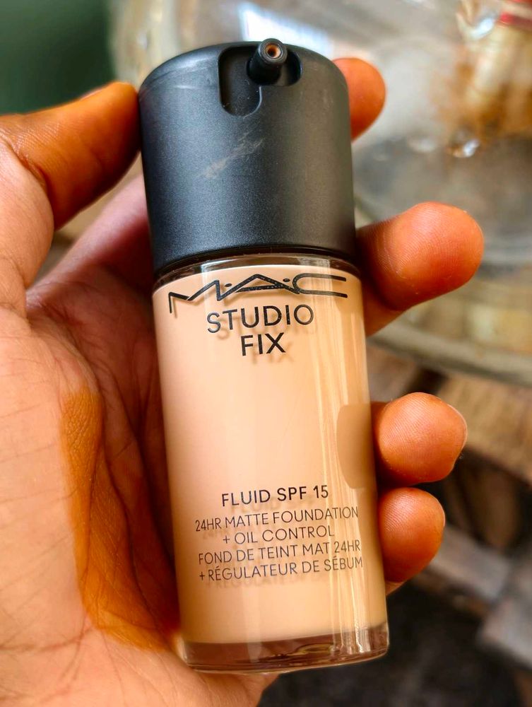 MAC Studio Fix Fluid Foundation NC20
