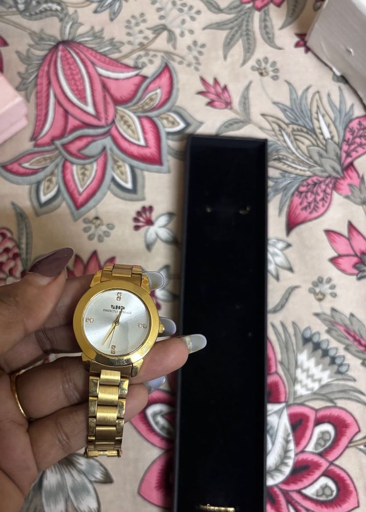 Elegant Gold Tone Wristwatch
