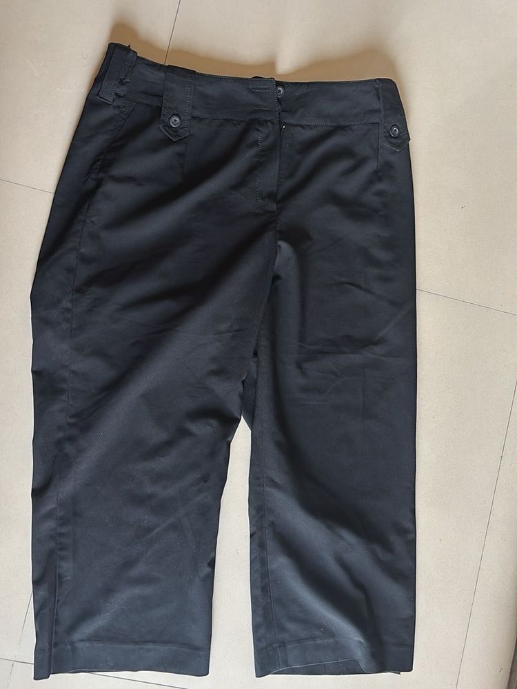 Classic Black Capri style