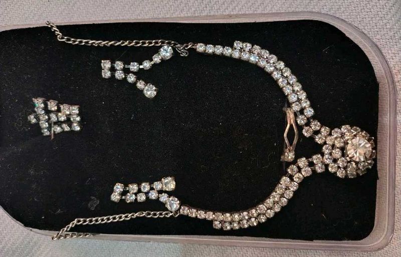 Sparkling Rhinestone Necklace &amp; Earrings Set