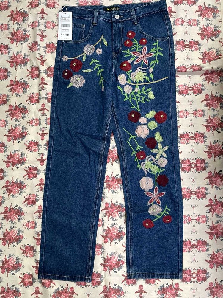 Beautiful Mom Jeans with embroidery