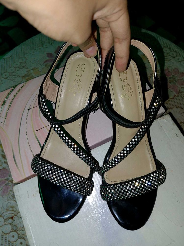 Sparkling Embellished Black Heels 👠✨