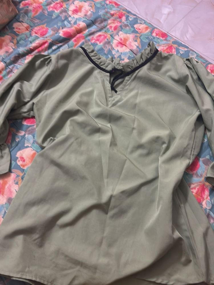 Elegant Green Long-Sleeve Top