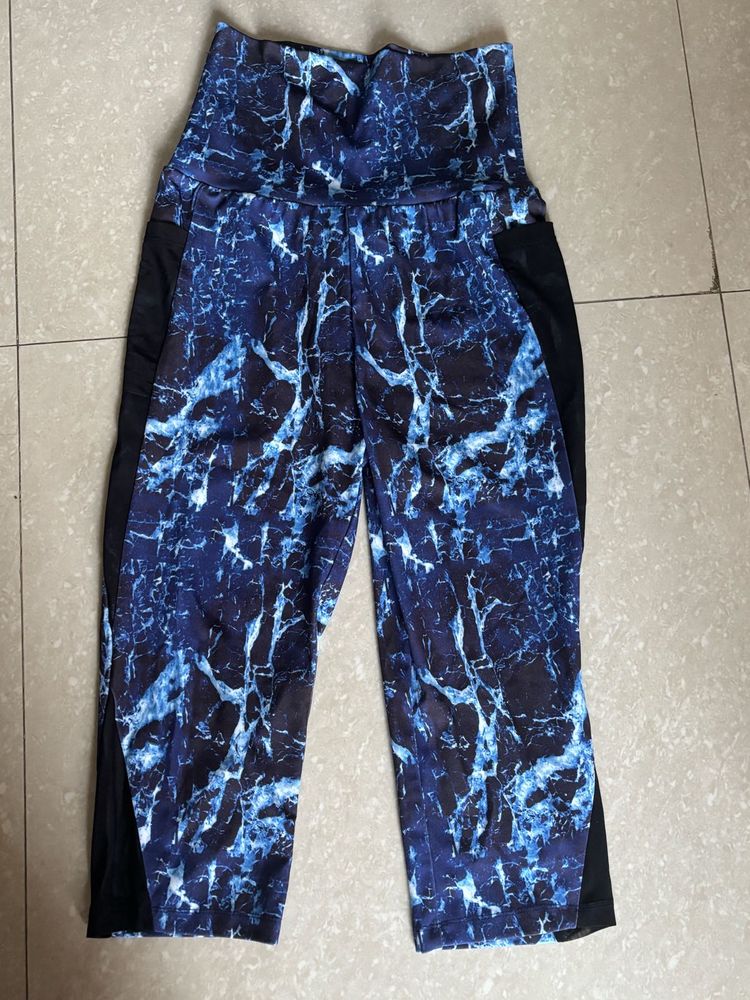 Blue Marble Print Capri Leggings