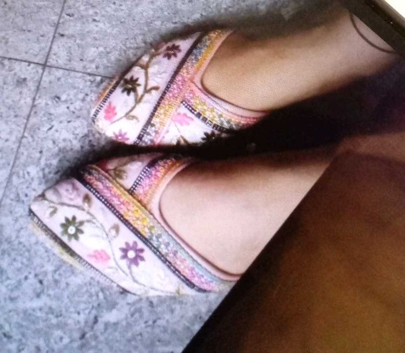 Embroidered Ethnic Flats / Juttis