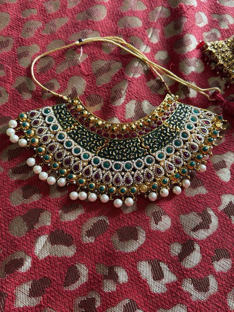 Exquisite Kundan &amp; Pearl Necklace Set