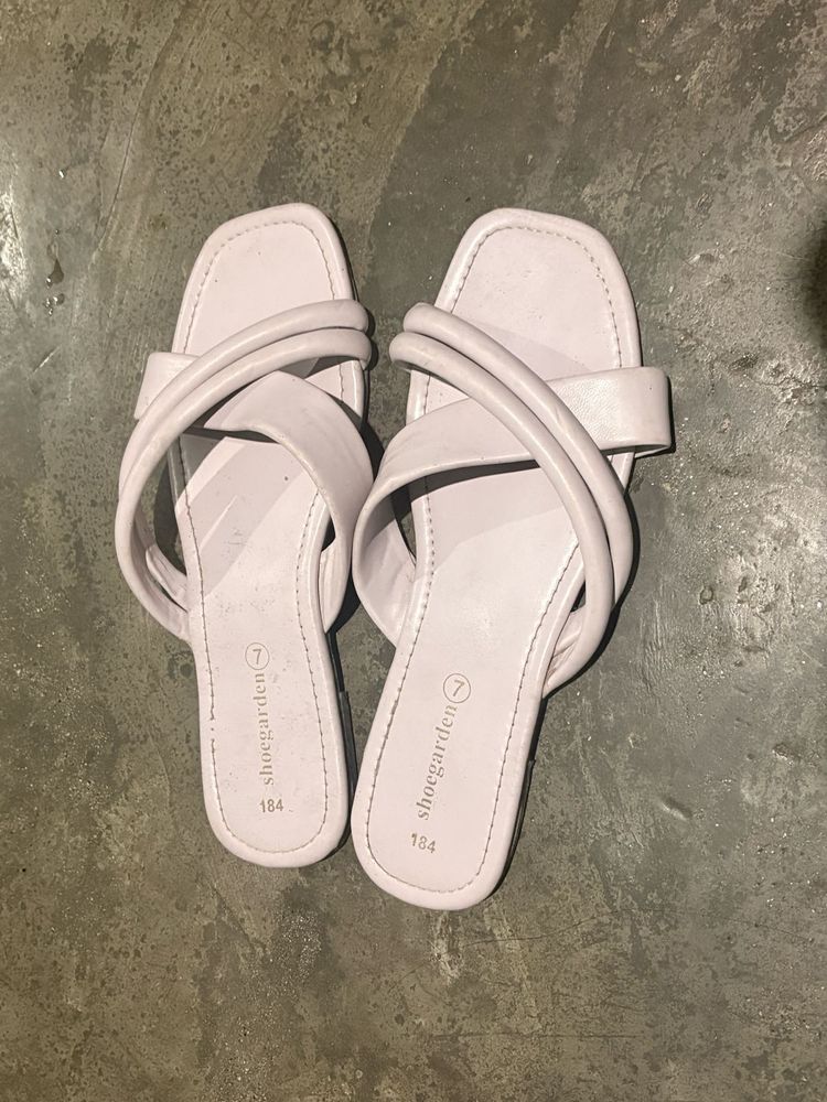 Flats with durable strap