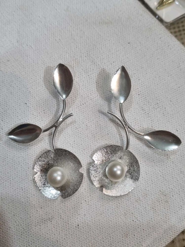 Elegant Pearl &amp; Leaf Design Earrings