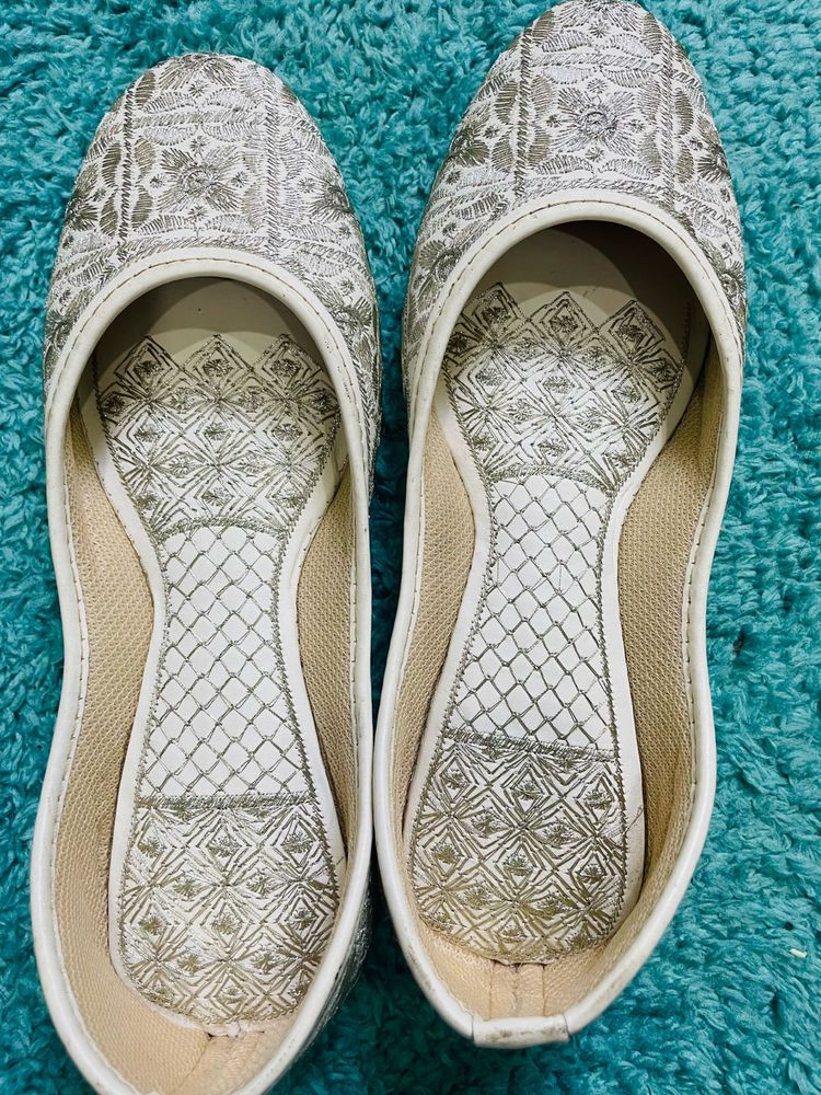 Embroidered Juttis/Mojaris