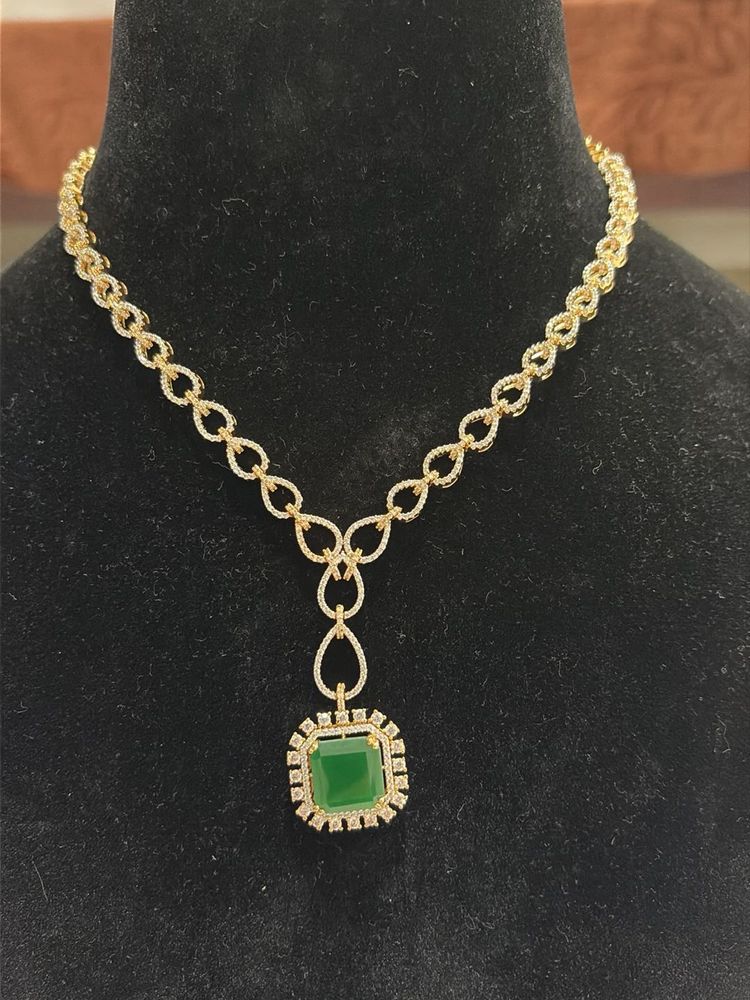 Elegant Emerald &amp; Diamond Necklace