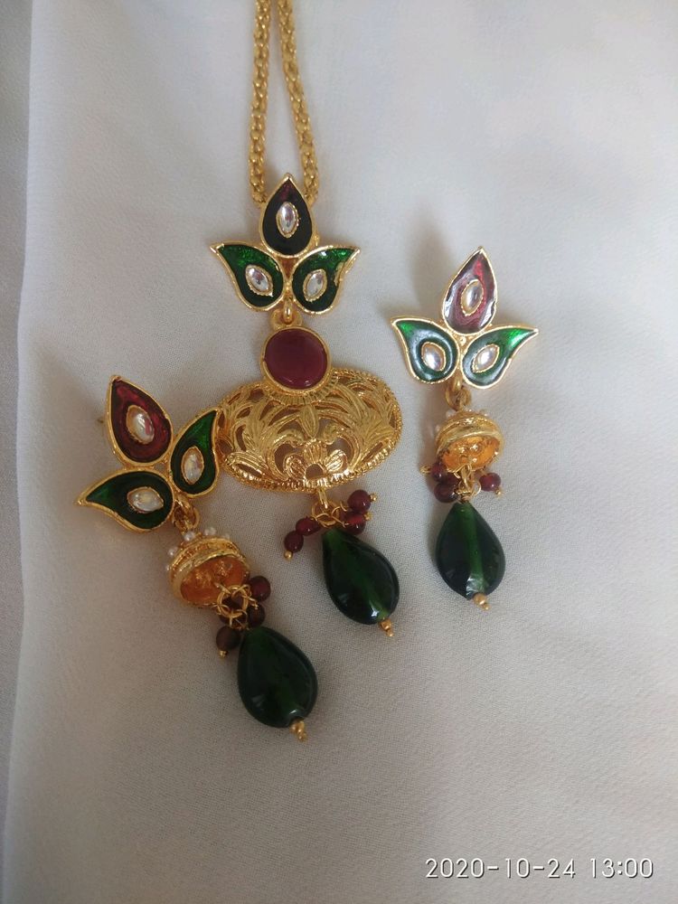 very beautiful pendant necklace set with earrings