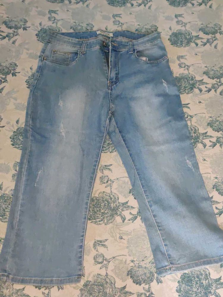 Light Wash Distressed Beach Capri