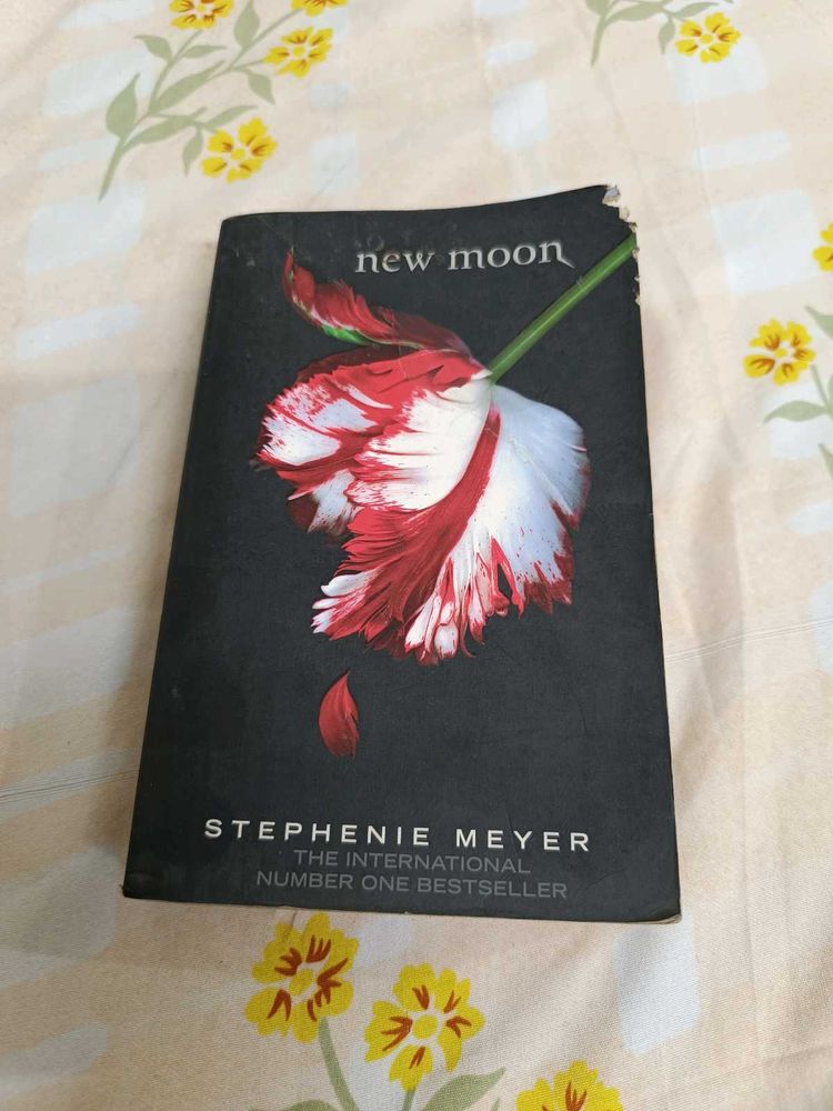 New Moon by Stephenie Meyer
