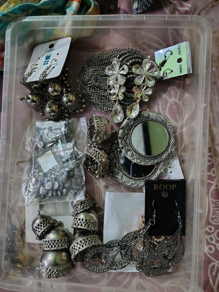 Sett of 8+ earrings and bracelet, necklace