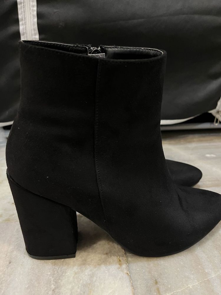 Chic Black Suede Block Heel Ankle Boots