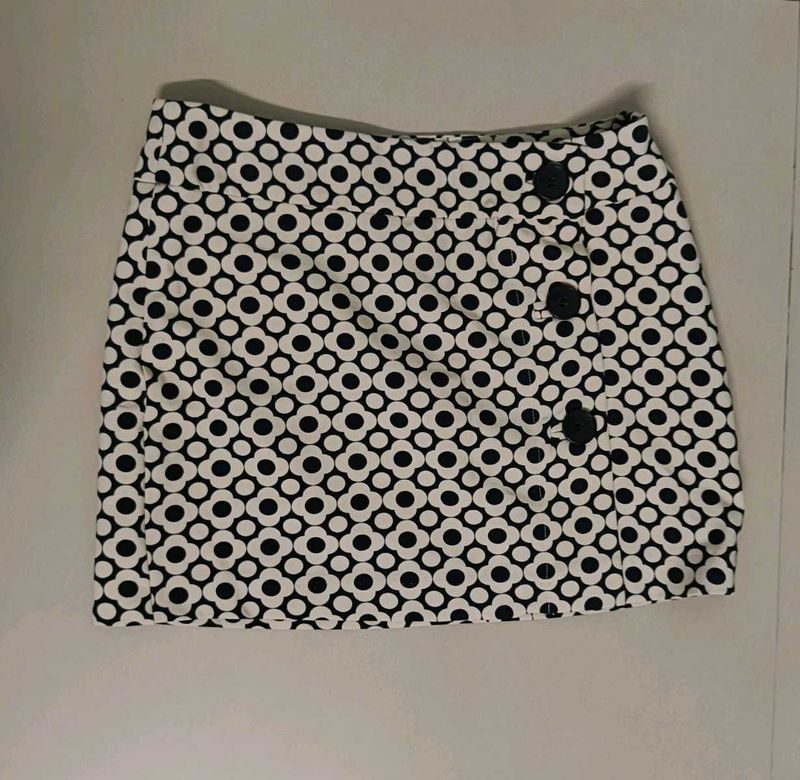 Chic Black &amp; White Patterned Skirt