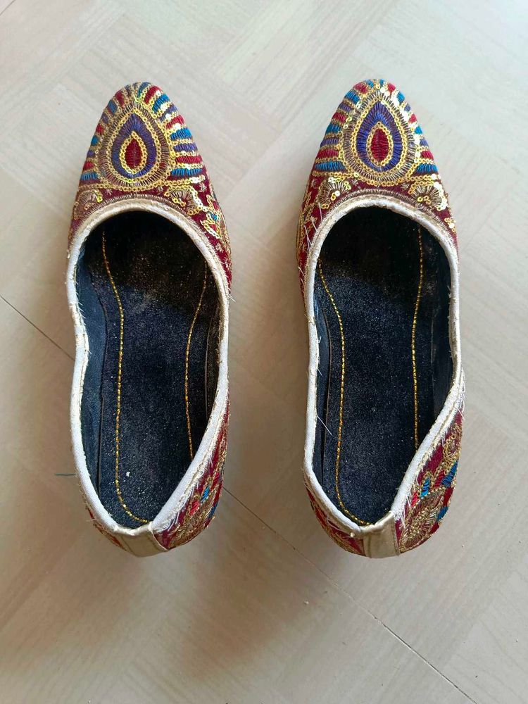 Embroidered jutti ❤️
