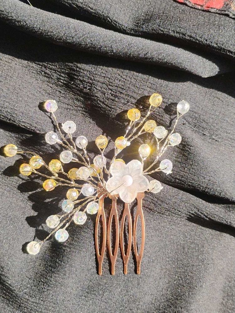 Elegant Floral Hair Comb with Crystals