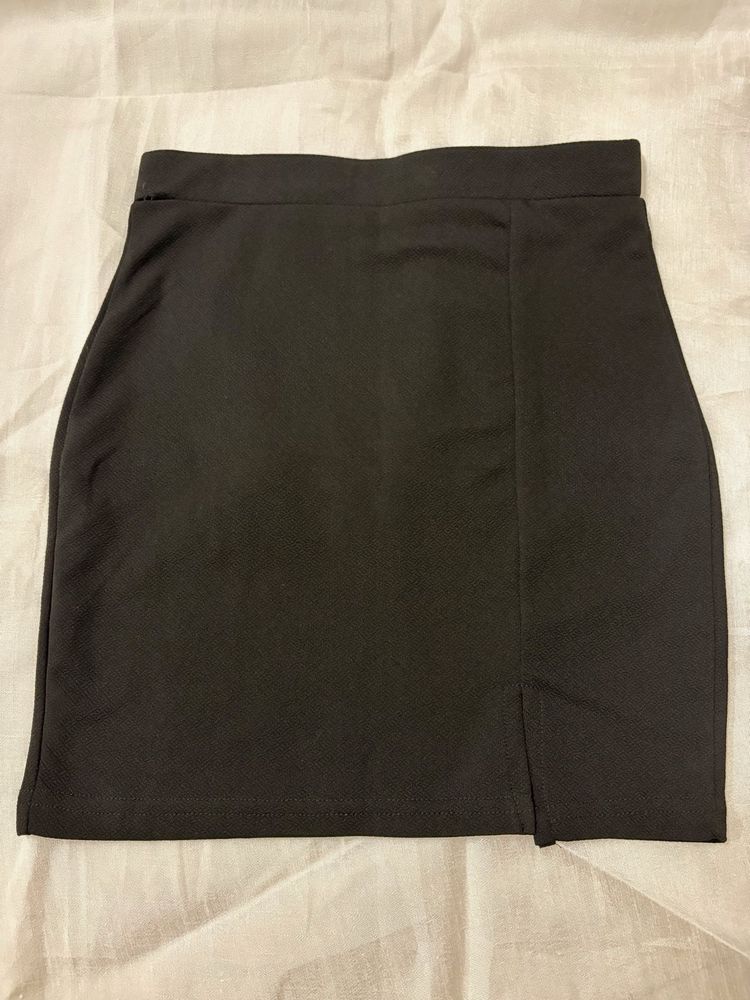 Chic Black Mini Skirt with Slit