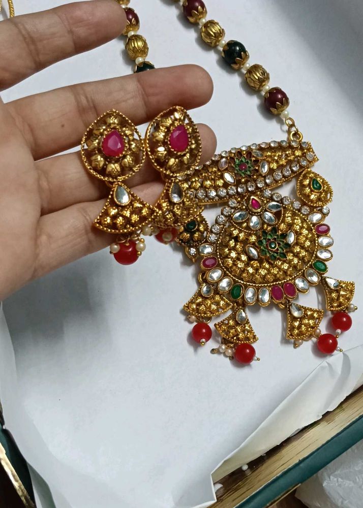 Stunning Gold Tone Necklace &amp; Earrings Set