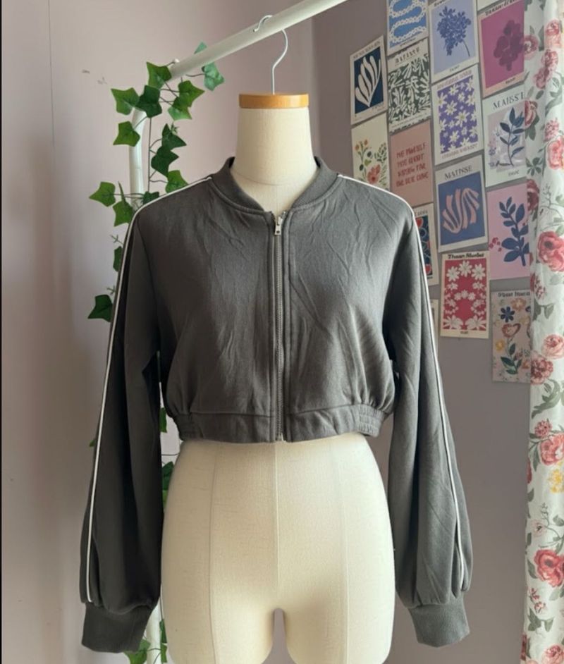 Sale 😍!!Cropped  Sweater ⬜️🩶🩶