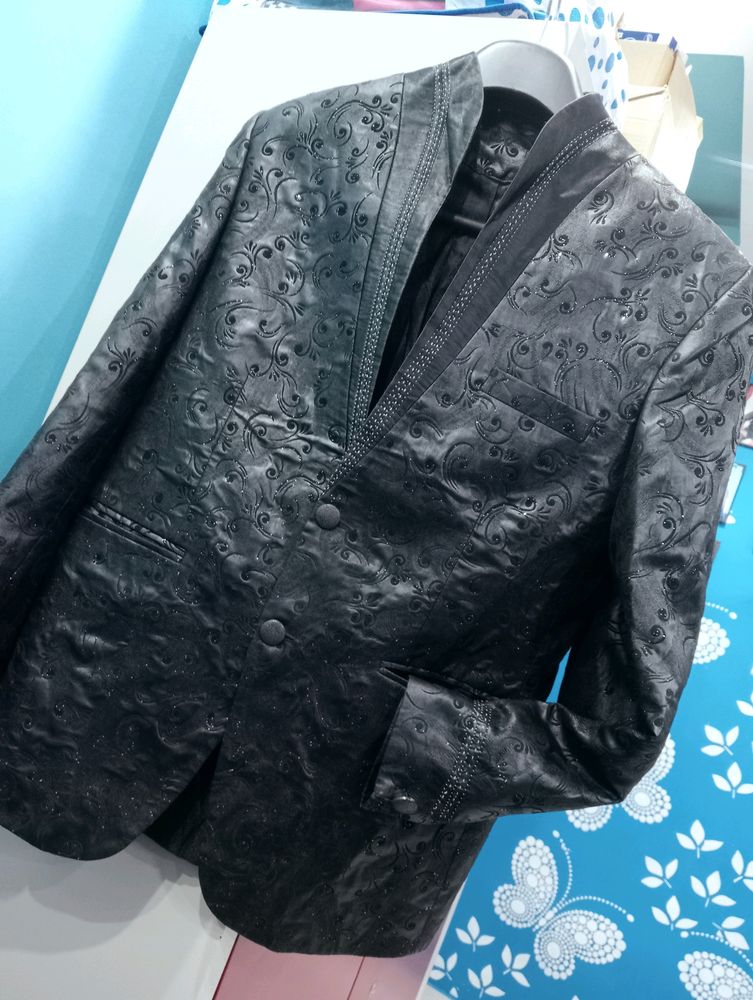 Beautiful trendy only black blazer