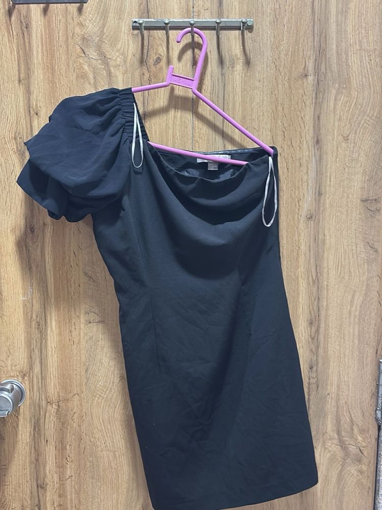 Chic Black One-Shoulder Dress