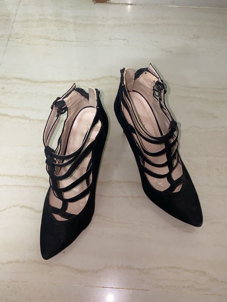 Chic Black Heels with Strappy Detail