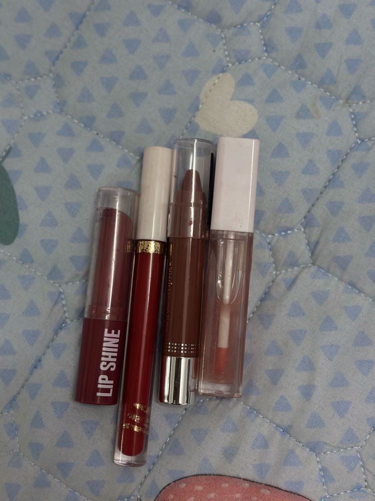 3 nude shade lipsticks with one liquod lipstick fr