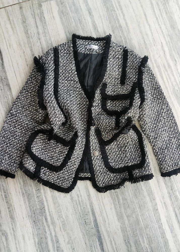 Chic Textured Tweed Jacket with Fringe