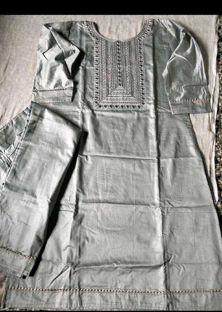 Elegant Grey Kurta Set with Intricate Embroidery