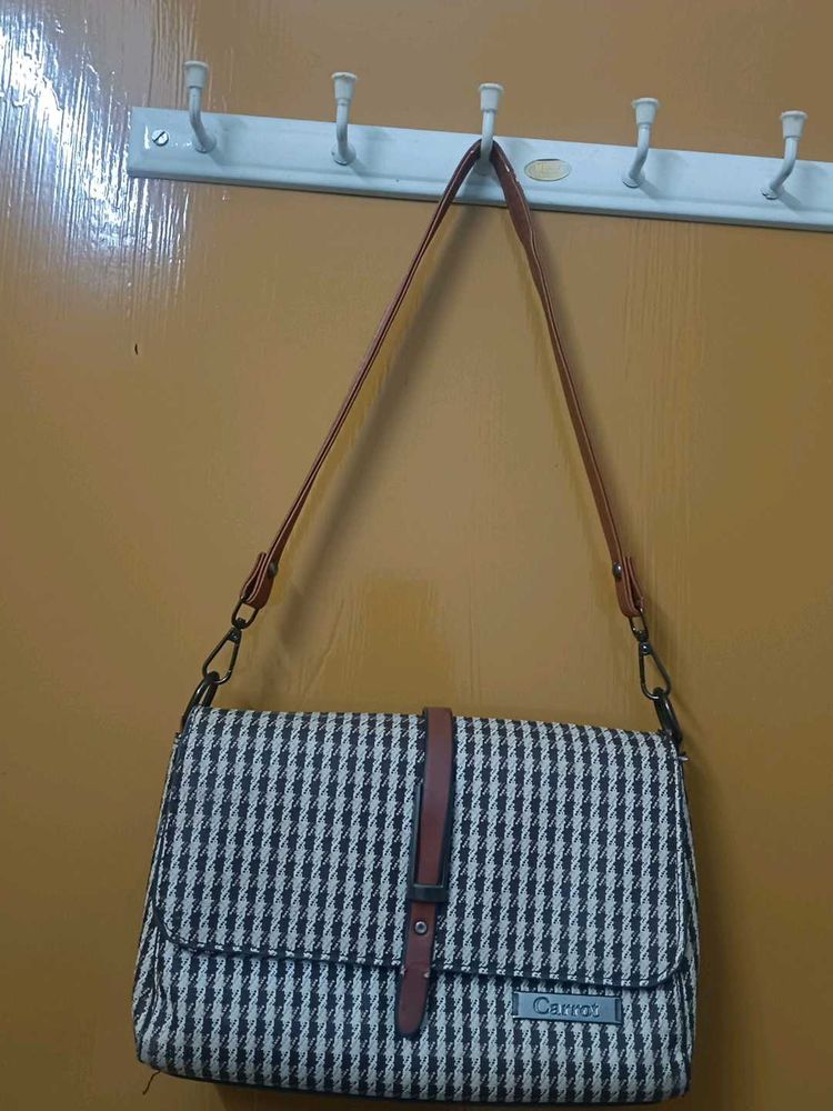Chic Houndstooth Crossbody Bag
