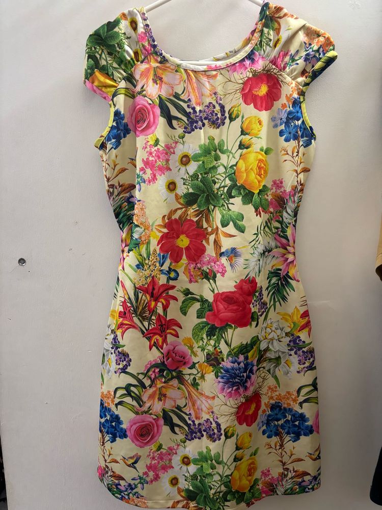 Floral Print Sheath Dress w/ cutout back