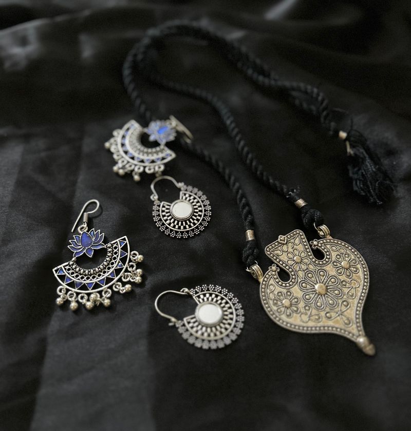 Thread Pendant Necklace With 2 Pair Ok JUMKHAS