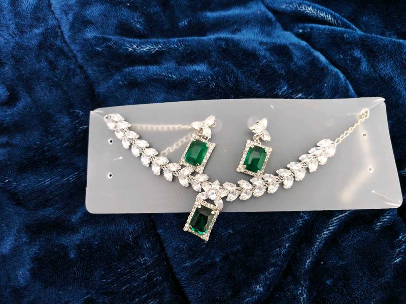 Elegant Emerald Jewelry Set